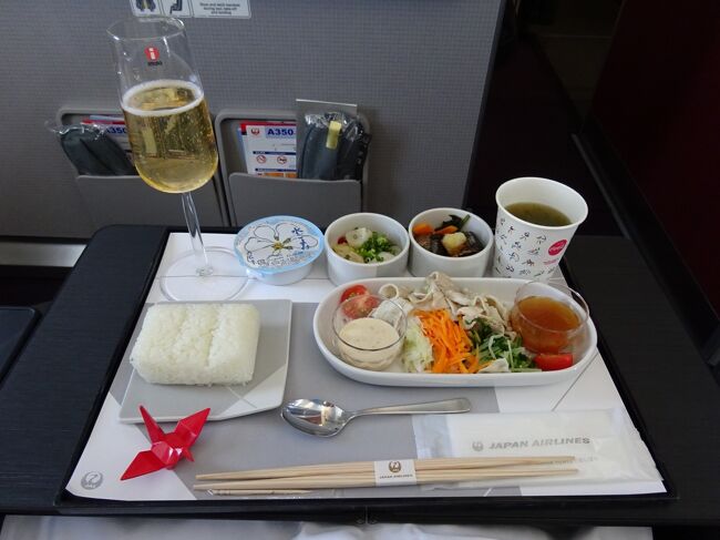 8月の那覇旅,FOP修行のために前半と後半に分けて2往復ずつをこなしてきました。<br />飛行機の予約はJALの普通席でしたが,FOPの加算もあるのでファーストクラスへの当日アップグレードを狙っていたのですが,F席の設定のある3便でUGが叶いました。…本当の狙いは,シャンパンと機内食だったのですが。<br />宿は,少し節約してアパートメントホテルの Mr.KINJO壺川 にしましたが,駅からも近くコンビニ等も近くにあったので便利でした。<br /><br />旅の費用は,航空券が2往復で44,540円,3UGで24,000円,ホテルが2泊で6,600円,合計で75,140円になりました。<br />この結果として,目的のFOPを9,656p貯めることが出来ました。<br /><br />◎HND-OKA-HND・1<br />・8月16日(月)<br />11:55 羽田空港着,F席に空席があって当日UGに成功。12:00 DPラウンジ南,パンとおにぎりの軽食とハーゲンダッツ2個を戴きました。14:00 時間があったのでパワーラウンジ・ノースを探検,健康のために黒酢。14:50 羽田発 JL919,F席1C。シャンパンと森伊蔵を味わいましたが,昼食の豚しゃぶも楽しむことが出来ました。17:30 那覇着。ゆいレールでホテルへ。17:55 Mr.KINJO壺川着。18:40 壺川駅周辺を散策。19:30 夕食@部屋。<br /><br />・8月17日(火)<br />7:30 朝食@部屋。8:30 ゆいレールで空港へ。8:55 カウンターで羽田からの便にFの空席無し。9:00 ラウンジ華 & DPラウンジ。11:00 那覇発 JL904,普通席22A。13:30 羽田着。<br /><br />◎HND-OKA-HND・2<br />・8月17日(火)<br />13:40 羽田のパワーラウンジ・サウスで黒酢。この後,乗継カウンターで当日UGに成功。14:00 DPラウンジ南でハーゲンダッツ1個と炭酸水。14:50 羽田発 JL919,F席2H。2日続けての豚しゃぶ & シャンパン。17:30 那覇着。ゆいレールで壺川へ。17:55 ファミマで買い物。18:10 ホテル着。18:40 夕食@部屋。<br /><br />・8月18日(水)<br />8:10 朝食@部屋。9:00 ゆいレールで空港へ。9:25 カウンターでFにUG。9:35 DPラウンジ。13:00 那覇発 JL906,F席2A。冷やし中華 & シャンパン。15:10 羽田着。