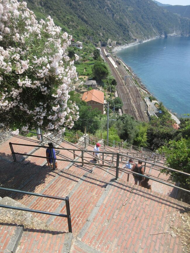 イタリアの小さな村を訪ねる旅　5つの美しい村の一つコルニリア<br />チンクエ・テッレと呼ばれる景勝地にはモンテロッソ・アル・マーレ、ヴェルナッツァ、コルニリア 、マナローラ、リオマッジョーレの美しい小さな村があります。<br /><br />6月18日マッジョーレ湖畔の町　アローナ<br />6月19日マッターホルン、モンブランの拠点　アオスタ<br />6月20日塔の町　アスティ<br />6月21日海岸線のきれいな村々　チンクエ・テッレ<br />6月22日中世のマンハッタン　サンジミニャーノ<br />6月23日トラジメーノ湖畔の村　カスティリォーネ・デル・ラーゴ<br />6月24日崖の上の都市　オルビエート　<br />6月25日小さな国　サンマリノ<br />6月26日湖に浮かぶ町　シルミオーネ<br />に宿泊しました。<br />そのほかに訪れた村は<br />19日ストレーザ、ベッラ島、クールマイヨール<br />20日チェルビニア、グレッソネイ<br />21日モンテロッソ・アル・マーレ、リオマッジョーレ<br />22日ヴェルナッツァ、コルニリア、マナローラ<br />23日シエナ、アレッツォ、ピエンツァ<br />24日チヴィータ<br />25日アッシジ、ウルビーノ<br />26日モデナ