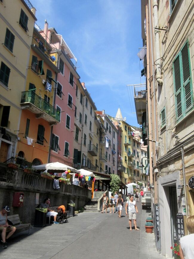 イタリアの小さな村を訪ねる旅(4-2) 5つの美しい村の一つリオマッジョーレとレバント<br /><br />チンクエ・テッレと呼ばれる景勝地にはモンテロッソ・アル・マーレ、ヴェルナッツァ、コルニリア 、マナローラ、リオマッジョーレの美しい小さな村があります。<br />チンクエ・テッレの中ではほとんどが列車か船で移動します。<br /><br />6月18日マッジョーレ湖畔の町 アローナ<br />6月19日マッターホルン、モンブランの拠点 アオスタ<br />6月20日塔の町 アスティ<br />6月21日海岸線のきれいな村々 チンクエ・テッレ<br />6月22日中世のマンハッタン サンジミニャーノ<br />6月23日トラジメーノ湖畔の村 カスティリォーネ・デル・ラーゴ<br />6月24日崖の上の都市 オルビエート <br />6月25日小さな国 サンマリノ<br />6月26日湖に浮かぶ町 シルミオーネ<br />に宿泊しました。<br />そのほかに訪れた村は<br />19日ストレーザ、ベッラ島、クールマイヨール<br />20日チェルビニア、グレッソネイ<br />21日モンテロッソ・アル・マーレ、リオマッジョーレ・レヴァント<br />22日ヴェルナッツァ、コルニリア、マナローラ<br />23日シエナ、アレッツォ、ピエンツァ<br />24日チヴィータ<br />25日アッシジ、ウルビーノ<br />26日モデナ