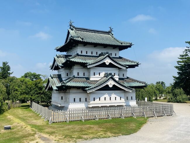 47都道府県唯一の未踏の地、秋田県を訪れるという目的をようやく果たせました(昔過ぎて写真がないなどの理由で4トラ的にはまだ埋まってないところもあります)。五能線に乗って青森へ移動し、弘前で一泊。この日は再び秋田県に戻り秋田内陸線に乗りますが、その前に午前中の間に超特急で弘前城観光へ出かけました。<br /><br />今回の旅程<br />7月21日　東京→<br />7月22日　→秋田→男鹿→秋田<br />7月23日　秋田→千畳敷→十二湖 →弘前<br />7月24日　弘前　★いまここ →阿仁マタギ→角館<br />7月25日　角館→<br />7月26日　→東京