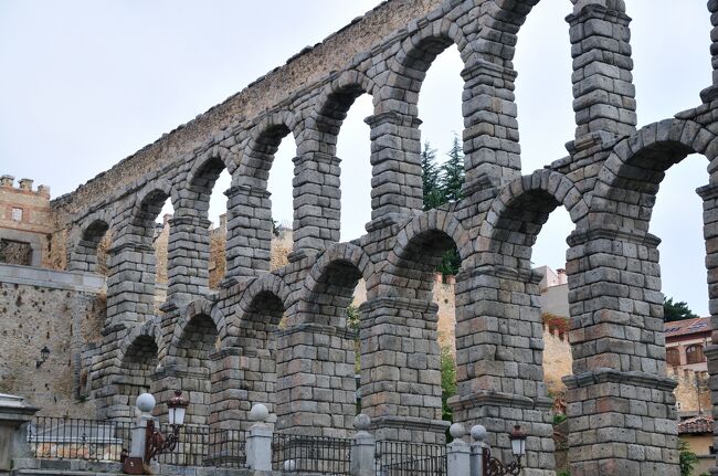 5月の南フランス旅行に次いで今回もレンタカーでスペインを旅することとした。あまり深く考えず何処にしようか迷った末に決定しました。この国も魅力にあふれており見たいところは山ほどあります。特に期待したのはヨーロッパチャンピョンズリーグでロナウドの出るリアルマドリードの試合が見れないか、トレド、グラナダのパラドールに泊まれないかなどでした。その他も本当に魅力あふれる国でヨーロッパの多様性を感じる旅行を楽しむことができました。本編は旅行十三日目（10/13）の記録です。<br /><br />旅程<br />　10/01（火）　KIX（１０時20分発　KL0868）→AMS（１５時着・16<br />　　　　　　　　時45分発KL1705）→ MAD（19時20分着）<br />　10/02（水）　マドリード観光、サッカー観戦<br />　10/03（木）　トレド<br />　10/04（金）　コンスエグラ→コルドバ<br />　10/05（土）　セビリア<br />　10/06（日）　　　〃　　　<br />　10/07（月）　アルコス・デ・ラ・フロンティーラ→ロンダ<br />　10/08（火）　カサレス→マルベージャ→ミハス<br />　10/09（水）　フリヒリアナ→ネルハ→グラナダ<br />　10/10（木）　グラナダ観光<br />　10/11（金）　グラナダ→マドリッド<br />　10/12（土）　マドリード観光<br />　10/13（日）　セゴビア（日帰り）・・・・本編<br />　10/14（月）　マドリード<br />　10/15（火）　MAD（１０時25分発 KL1700）→AMS（13時着・14時4<br />　　　　　　　　0分発 KL867）<br />   10/16（水）　AMS→KIX（8時20分着）