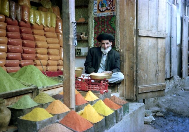 1970年代のアフガニスタンは、バックパッカー天国だった・・・って、信じられる？　　大昔のことで写真はほとんど残ってないし、画質も最悪です。<br /><br />写真はカブールの香辛料屋さん。<br />