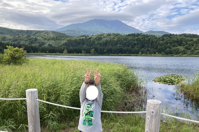 新型コロナのワクチン接種を完了したことから、しかしそれでも十分に気をつけながら、3泊4日北海道道北エリアへ旅行しました。その3日目の後半です。午前中に礼文島の「桃岩展望台コース」をトレッキングした後、フェリーで利尻島に渡り、午後は利尻島の定期観光バスツアーに参加しました。この旅行記はこのバスツアーと、フェリーで稚内に帰った後の夕食の部分です。<br /><br />定期観光バスツアーは、宗谷バスが運営する「利尻B」を利用。「利尻A」は午前中、「利尻B」は午後に運行されているものです。料金は大人3,300円、子ども1,900円でした。以下のサイトから予約もできます。普通の50人乗りくらいの観光バスで、この時は、我々含めて13人ほど席が埋まていました。<br /><br />http://www.soyabus.co.jp/teikan/course<br /><br />【行程】<br />●12:55礼文島の香深フェリーターミナル発 → 13:35利尻島の沓形フェリーターミナル着。<br />●定期観光バスツアーに参加。13:45沓形フェリーターミナル発~神居海岸パーク~人面岩.寝熊の岩(車窓)~利尻町立博物館~仙法志御崎公園~オタトマリ沼~16:55鴛泊フェリーターミナル着<br />●17:35利尻島の鴛泊フェリーターミナル発 → 19:15稚内のフェリーターミナル着<br />●稚内中心部の「なら鮨」というお寿司屋さんで夕食。