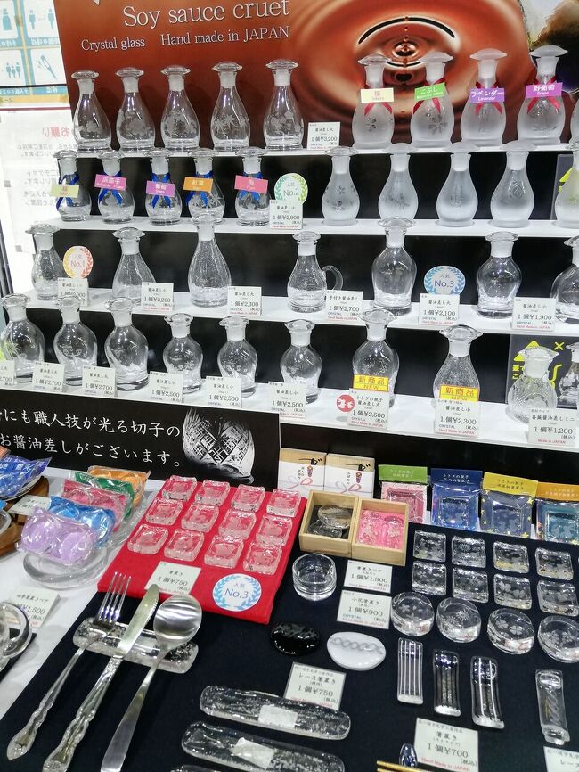 旅は3月の伊豆以来、禁断症状が出てきました。<br />ワクチン接種も済んだし、このところの東京の感染者数は減少傾向。1年ぶりに北海道に出かけることにしました。<br />最初は、私は札幌4泊で帰ってきて、ツレはその後1週間ひとりで放浪の旅を続ける筈でしたが、、、<br />出発2日前に夫の痛風が軽く再発💦 気弱になったのか、「ホテルは一人でも二人でも殆ど値段が変わらないから、、」なんて、優しいのか何だか分からない誘いを受けて、介護人として付き添うことになりました。ジェットスターの予約変更もネットで直ぐに出来て、家族カード使用で勿論夫の支払い😝 <br />親戚中の顰蹙を買いながら、札幌周辺11泊の旅に出発です。<br />札幌から移動して、小樽編です。