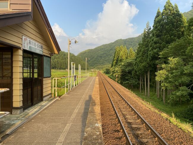 47都道府県唯一の未踏の地、秋田県を訪れるという目的をようやく果たせました(昔過ぎて写真がないなどの理由で4トラ的にはまだ埋まってないところもあります)。五能線に乗って青森へ移動し、弘前で一泊。午前中に駆け足で弘前公園を散策した後、再び秋田県に戻り秋田内陸線の旅をします。ただずっと乗っているだけでは面白くないので最低1箇所は途中下車しようと事前に検討。この日の最終目的地、角館の宿にお風呂がないので阿仁マタギにある温泉に寄っていくことにしました。<br /><br />今回の旅程<br />7月21日　東京→<br />7月22日　→秋田→男鹿→秋田<br />7月23日　秋田→千畳敷→十二湖 →弘前<br />7月24日　弘前→阿仁マタギ　★いまここ　→角館<br />7月25日　角館→<br />7月26日　→東京