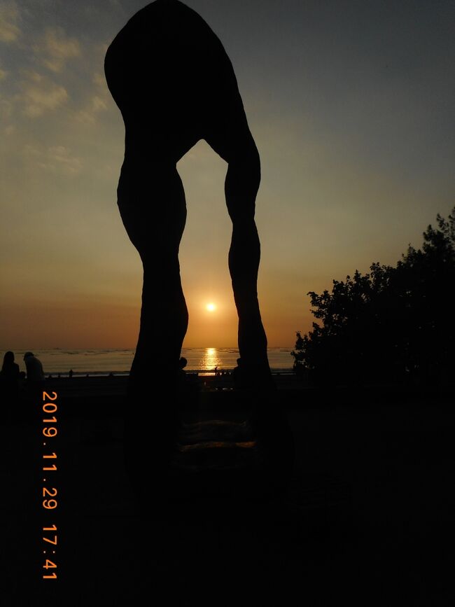 タイトル写真は台南の安平地区の観夕平台(夕焼け公園)から見る夕日です。<br />台鉄高雄駅から自強号で台鉄台南駅に着きました。ツーリストインフォメーションで日本の観光ガイドマップを手に入れます。<br />今回の台南滞在は市内から少し離れた安平地区になるので、台鉄台南駅からタクシーを利用します。海外でのタクシー利用が苦手な私たちでも台湾のタクシーだけは安心して利用出来ます。<br />宿泊は安平地区にあるクラウンプラザ台南です。運よくスイートにアップグレードしてもらえたのでホテルライフは最高でした。<br />安平地区は夕陽の素敵な場所が多かったです。海岸に行って夕陽を見てから、安平灯塔、觀夕平臺(夕焼け公園)と歩き、觀夕平臺(夕焼け公園)でも夕陽を眺めました。安平漁港にはたくさんのレジャーボートが停泊していました。<br />一旦ホテルに帰って、翌日はホテルの自転車で安平観光です。<br />安平塩神白沙灘公園と隣にある夕遊出張所に行きます。夕遊出張所には1年365日に対応する塩が展示されてました。<br />徳記洋行/安平樹屋で朱玖瑩先生書法展覧 (朱玖瑩故居)、徳記洋行、安平樹屋の見学です。安平樹屋は、建物と言うより単に樹木が茂っているだけにも見えます。意外と時間がかかって疲れたので、休憩と少し糖分補給を兼ねて有名な同記安平豆花 (安平本店)に行ってみました。お値段手頃で店の雰囲気も良かったですが、個人的には味は微妙でした。パート1終了です。