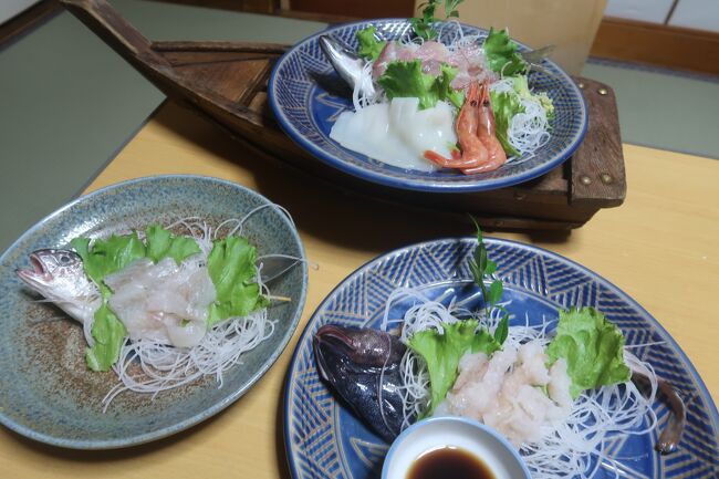 青春18きっぷを使って美味しい魚を食べてこようと、今年の春以来５か月ぶりに福島県・いわき湯本温泉を訪れ、お刺身が盛り沢山の伊勢屋旅館を再訪しました。大正時代の建物は木造で年季が入っていてトイレ共用、快適さを求める方には不向きかもしれませんが、部屋食で１泊２食付／１万円以内とお手頃価格でお腹いっぱいになれますよ。(^O^)<br /><br />夕食は船盛りを中心に洋皿、焼き魚に煮魚、他にも鍋などボリューム満点。私は一名での利用ですが、人数が増えればより多くの種類のお刺身が用意されるそうです。<br /><br />【いわき湯本温泉 伊勢屋旅館】<br />住所：福島県いわき市常磐湯本町吹谷８０<br />チェックイン：15:00～／チェックアウト：10:00<br />プラン名：一泊二食付お刺身満腹プラン（9,570円）<br />部屋タイプ：二階和室A<br />※じゃらんnetから予約しました。