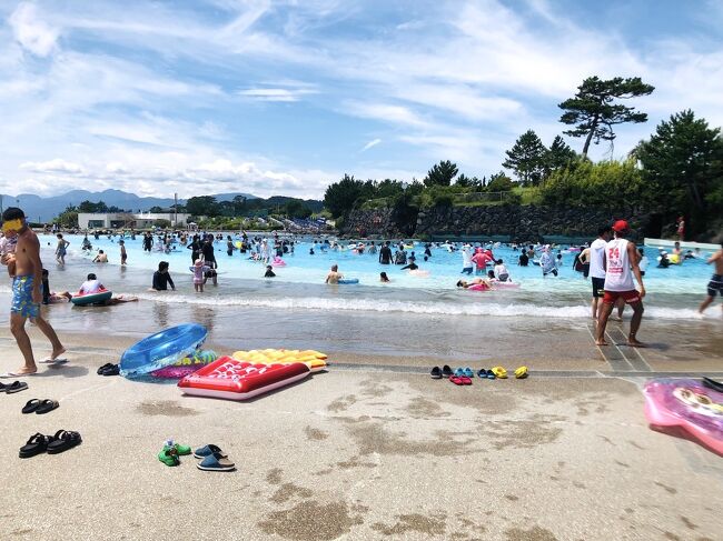 コロナ禍でどこにも行けない夏休み。。せめて近場のプールにでも、と考えていたところ浮上したのが大磯ロングビーチ。確か前年のお盆はコロナ禍で宿泊者限定になっていたはずでしたが、今年は事前予約制でオープンしているとのこと。市民プールの感覚とはご予算に雲泥の差はあるものの、一度は行ってみたいというママさんの希望もあって決定しました。リーズナブルに＆密を避けるために「午後からチケット」も考えましたが、たまたまプリンス会員だったので特典を使って朝からの割引チケットをGET。バタバタと朝から出発です～～！