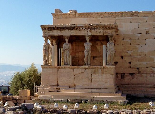 コロナで海外旅行に行けない中、写真と日記を頼りに細々と書いてきたトルコ、ギリシャ旅行も、とうとう最終地アテネまで来ました。<br />アテネといえば、ギリシャ文明の発祥の地。<br />歴史が大好きな私はとても楽しみにしていました。<br />ところが、実際に行ってみると、街の中は落書きだらけ、繁華街でもお店のシャッターが閉まっていて、まるでゴーストタウンみたいです。<br />スリやひったくりも多いというし、なんだか思い描いていたような歴史ロマンあふれる街ではありませんでした。<br />夏の暑さは半端なく、当時の私の日記には「昔は荘厳だったんだろうけど、炎天下、石ころを見て歩くのがつらい」、「トルコもエーゲ海の島もまた来たいけど、アテネは乗継だけだな」と自分でもびっくりするほどネガティブなコメントが書き連ねてありました。<br />でも、旅行記を書くために当時の写真を見返すと、ギリシャ神話好きの長女が終始満面の笑顔だったのに心が洗われました。<br />二人で彫像を見ながら神話について語り合ったのが懐かしいです。<br />旅行当時は長女が10歳、次女は5歳でした。<br /><br />&lt;スケジュール＞<br />8/2　羽田からドバイ経由でイスタンブール　<br />8/3　イスタンブール観光　<br />8/4　イスタンブール半日観光後、飛行機でカッパドキア<br />8/5　カッパドキア終日観光　<br />8/6　カッパドキアからパムッカレに移動　<br />8/7　パムッカレ終日観光　<br />8/8　パムッカレからクシャダスに移動<br />8/9　エフェソス遺跡観光<br />8/10 クシャダスからサモス島経由でミコノス島に移動　<br />8/11 ミコノス終日観光　<br />8/12 ミコノス島からサントリーニ島に移動　<br />8/13 サントリーニ終日観光<br />8/14 サントリーニから飛行機でアテネに移動　←ココ<br />8/15 アテネ終日観光　←ココ<br />8/16 アテネからドバイ　←ココ
