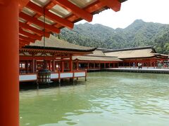 満潮時の日本三景・厳島神社は華麗なる美しさ