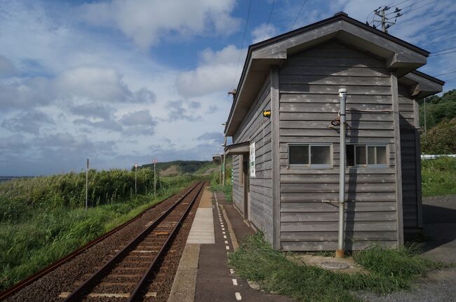 毎年恒例の青春１８きっぷで行く一人旅。<br />自分の辞書に自粛という言葉はないので、今年も決行してきました。<br /><br />スケジュールは以下の通り<br />１日目：秋田⇒（五能線）⇒青森<br />２日目：青森⇒洞爺湖<br />３日目：洞爺湖⇒室蘭⇒札幌<br />４日目：札幌⇒小樽⇒新函館北斗<br /><br />今回は観光地を色々巡るというよりはローカル線を乗り潰すことが目的です。本数こそ少ないのですが、時刻表と格闘し比較的スムーズなスケジュールが組めたかと思います。<br />ただし、寝坊や乗り遅れがあるとかなりヤバい状況も多々あったりもします。。。<br /><br />今年も寝坊や事故等なく無事に４日間のスケジュールをこなすことが出来るのでしょうか。<br /><br />まずは１日目、さっそく新幹線でワープするところから出発です。<br /><br />※今回は鉄分とアルコールが多く含まれているため、観光の参考にはならないかもなのでご注意を。