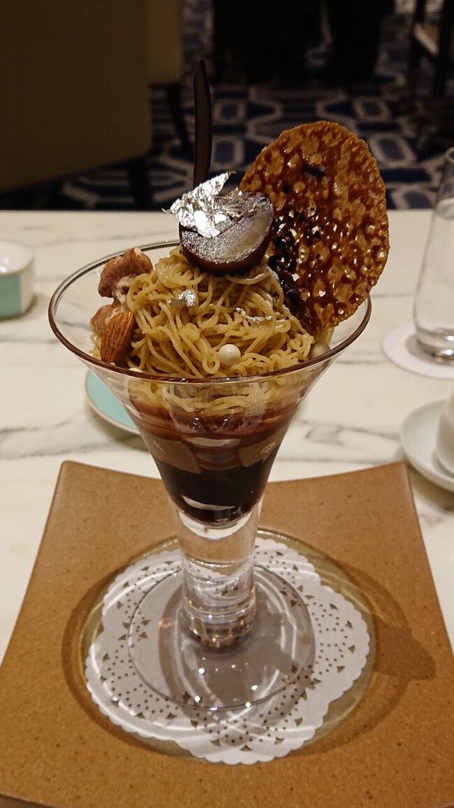 夕方に東京ステーションホテルでカフェ休憩しました。(*´∀`*)<br />そのあと、「東京駅赤レンガ舎」とその回りを散策し、その建物と夜景を堪能しました。<br />緊急事態宣言中の東京駅周辺でのちょっとした楽しみ方としてご参考になれれば幸いです。<br /><br />散策したスポット<br />◯東京ステーションホテル ロビーラウンジ<br />◯東京ステーションホテル内<br />◯東京駅赤レンガ舎内、外観<br />◯丸の内ビルディング<br />◯東京駅丸の内駅前広場<br />◯行幸通り<br />◯新丸の内ビルディング<br />