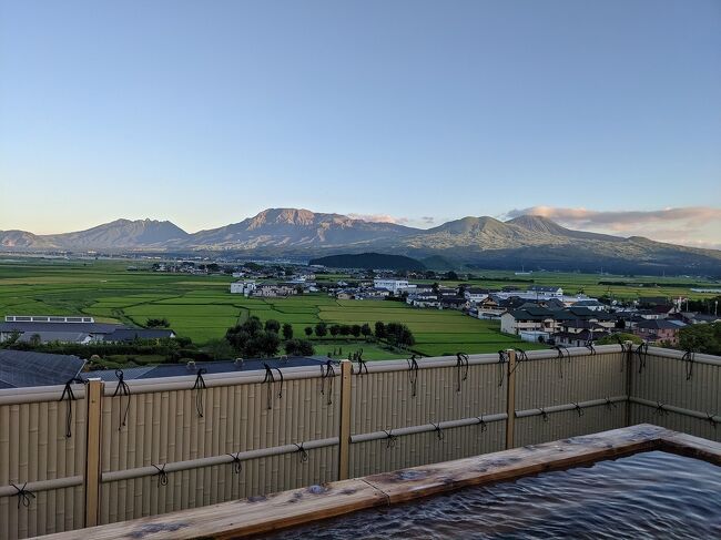 現在、肥薩線が不通の影響でSL人吉が熊本鳥栖間、かわせみやませみが博多門司港間を臨時運行しています。これらの列車とあそぼーい!、36+3をうまく組み合わせてぐるっと南九州を旅してきました。<br /> 8月に計画した理由は普段これらの列車は祝日や週末運行なのですが8月は特別に平日も運転しているためです。<br /><br /> 計画のポイントとしては、SL人吉は鳥栖駅に転車台がないため鳥栖から熊本行きはディーゼル運転になるのでSL運転に乗るには熊本発に乗車しなければならない点、その後に乗る36+3ルートが月曜日のみの運行なのでそれを軸にしてルートを作ると、<br /><br />土曜 別府から阿蘇(あそぼーい!パノラマシート)<br />日曜 阿蘇から熊本(あそぼーい!パノラマシート)<br />月曜 熊本から鳥栖(SL人吉)+佐賀から博多(36+3)<br />火曜 博多から門司港(かわせみやませみ)<br /><br />以上のようなルートプランになり、それに観光を組み合わせて旅をしてきました。<br /><br /> 今回は1日目の旅行記になります。なお、今回の旅行に先立ってPCR検査を受けて行ってきました。