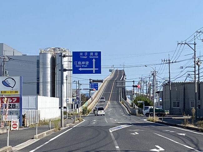 最終日はベタ踏み坂をドライブしてからの、境港で水木しげる先生にどっぷり浸るプラン。<br /><br />ベタ踏み坂は目の錯覚でとてつもない登坂に見えるというもので<br />実際に運転すると、まぁそれでもそこそこの急こう配な坂道となります。<br /><br />だいたい20分程度の場所が境港駅です<br />境港駅は鬼太郎駅と言ってもいいほど、鬼太郎です。<br />妖怪ストリートはいたるところに妖怪の銅像があって、散歩に丁度良し