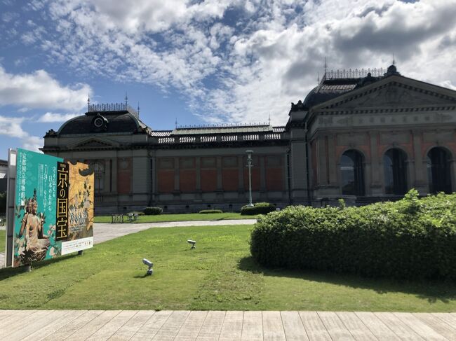 『巨大映像で迫る五大絵師』を見に行きました。<br />北斎や広重などの作品が巨大スクリーンで鑑賞できるはずだったが、絵の中の人や物が動いたりしたので強い違和感を感じました。<br />8月に京都で地下鉄を利用した際、京都国立博物館の特別展のポスターを思い出し、本物の風神雷神を見に行くことを即決。<br />最初は松尾大社など参拝したが雨が強くなったので、おやつ巡りに計画変更しました。<br />和菓子にかき氷、お土産購入して、最終日に京の国宝を鑑賞しました。<br />追加：3日後に湯島天神にも参拝しましたが、この時も雨でした。