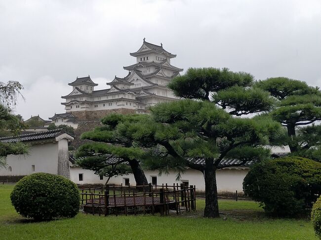 ここ数年すっかりはまっているJALのどこかにマイル。<br />コロナ禍の中で先月末19回目のどこかにマイルで出雲に出かけたばかりですが、緊急時多宣言のエリア拡大の中お盆休みを迎え、不要不急の外出は自粛しなければいけないのはわかっていながらも20回目チャレンジしてしまいました。<br />決まった先は、今までで一番近い大阪<br />コロナ対策のため人の多い中心部は避けて初日は万博記念公園の太陽の塔と、世界遺産になった百舌鳥・古市古墳群、大阪の3つの一宮神社めぐり、2日目は京都へ移動し日本海側の天橋立と伊根の舟屋、3日目は姫路城と神戸<br />ざっとこんな感じの計画を立て、京都の二条にホテルをとって連泊しました。<br />でも今年の盆休みは例年になく雨続きで、3日間通して天気は雨<br />しかも旅のメインに考えていた天橋立と伊根の舟屋は大雨<br />雨男の私ですが旅先でずっと雨だったのはコロナ禍での旅を強行した罰が当たったのですかね。<br />こちらでは最終日の兵庫に移動してのフランク・ロイド・ライトのヨドコウ迎賓館と世界遺産姫路城、ヴォーリズの設計した神戸ユニオン教会など、私の大好きな建築散歩を楽しみました。