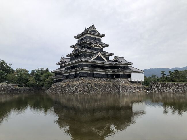 2021年9月中旬最初の週末に、長野県へ一泊二日の一人旅に行って来ました。<br /><br />連日昼夜猛暑の続く8月のピークを過ぎて、9月に入り東京周辺はようやく気温が下がりました。<br /><br />標高の高い長野県を訪れて、一足早く秋の訪れを感じるのが今回の旅の目的です。<br /><br />旅行先はこれまで訪問していなかった東信地方の小諸市と北信地方の千曲市に加え、過去に来たことのある中信地方の中心の松本市を訪問しました。<br /><br />旅行期間中コロナ禍に伴う外出自粛の措置で長野県内の公共施設が全て臨時休業する状況下でしたが、その分観光客の少ない観光地をゆったりと巡ることが出来ました。<br /><br />本編は後編2日目の千曲市姨捨の棚田と松本市の旅行記です。