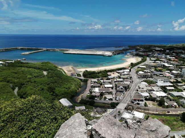 石垣島と与那国島を結ぶ「フェリーよなくに」。<br />8/22~9/8はドッグ入りで運休?聞いてないよー。予定を変更せざるを得ませんでした。<br />別に飛行機を使えばいいんですが、“移動”にはこだわりたいところ。<br />それに高いし…。だったら…フェリーと飛行機の料金の差額分で与那国に滞在も悪くないな。ということでドッグ入りの期間はずっと与那国島で過ごすことにした次第です。<br /><br />①「到着&島の生活」編では、<br />・石垣→与那国のフェリーよなくに<br />・ゲストハウスFiesta<br />・ナンタ浜…祖納の町の様子<br />・崎原商店<br />などをお伝えします。