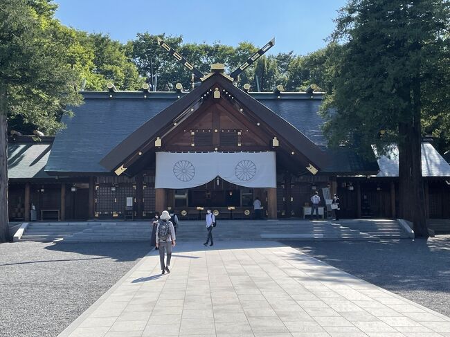 6年間勤めた会社を契約終了となり、リスタートの9月。<br />ANAのトクたびマイルを使って、2日間の一人旅。<br />目的地は北海道札幌、10数年振りで確か7回目か8回目の訪問です。<br />テーマは心機一転ということで「パワースポット巡り」と2015年にループ化された「札幌市電」にしました。<br />もちろん、私が勝手に日本3大食都と勝手に呼んでいる「札幌、京都、福岡」のひとつですので、<br />「食」は絶対に外せません。<br />すべて今回初訪問のお店に行こうと決めました。<br />肝心のホテルは便利なすすきのに9月1日オープン間もない「すすきのグランベルホテル」にしました。<br />朝食付きでダブルルームが5200円弱、そして最上階(17階)に露天風呂まで備えていました。<br /><br />1日目は地下鉄に乗って、「相馬神社」と北海道の総鎮守「北海道神宮」を参拝しました。<br />新札幌乗り換えにより1日券が有効に使うことができました。<br />「食」は味噌ラーメンとジンギスカンそしてセイコーマートの「メロンソフト」を味わいました。<br />まさに札幌定番のものですね。<br />詳しくは旅行記をご覧になっていただくと幸いです。