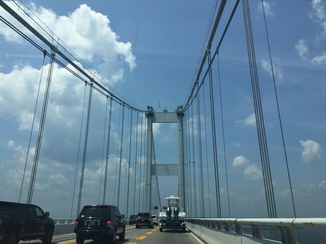 チェサピーク湾を横断するベイブリッジは約７キロにも及ぶ長い橋でした。進行方向によって、西行きと東行きの２つの独立した橋が平行にあります。<br />そしてメリーランド州は神奈川県と1977年から姉妹都市です。