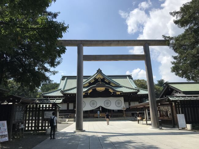 今日は久しぶりに天気がいい朝<br />ちょっと用を足してから<br />靖国神社行こう<br /><br />コロナ？大変、大変だけ<br />今の日本は平和ボケかなと<br /><br />この国の為に戦い<br />尊い命を捧げていった若い皆<br />英霊に祈りと感謝<br />手を合わせよう<br />靖国神社に　<br /><br />他国からガタガタ言われる<br />筋合いなど全くない話<br />とづッと思ってる<br /><br />前回も<br />大変心打たれた<br />展示館の遊就館<br />こういう時代が恐ろしい<br /><br />時代は繰り返すと<br />自分も<br />「戦争を知らない子供たち」だから<br />これから<br />毎年必ず参拝しようと決めた<br /><br />そして夜は、オキニの店が<br />年内に営業が終わる<br />こんな時なんで休業だけど<br />今日は、お馴染みさん数人だけ<br />呼んでの、リハビリ営業で<br />ちょっと高校からの<br />マブと行くナイト<br /><br />なんとも平和な今に感謝<br />これを守って行くことを<br />伝える<br />そんな使命がある世代なんだ<br />今に生きる自分達の役割かと<br />の一日だったかな<br />