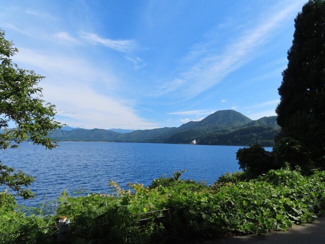 「JALのマイルの有効期限が切れます」というお知らせが来たので、予約をしていた 東京ー秋田 便。<br />緊急事態宣言の中利用者が少ないためでしょう。<br />「ご予約便がキャンセルになりました。ほかの便をご用意しております。」という連絡を受け、急に行く気がそげてしまいました。<br />それで飛行機はキャンセルしました。<br />次はホテルのキャンセルです。<br /><br />ずいぶん前に予約して、払い込み迄終わっているのに・・・<br />何だかもったいないなあ ということで、 別の旅行を組み立ててみました。<br /><br />すごく素敵なたびになりました。<br /><br />9月7日 朝8時自宅出発<br />8時46分 JR新幹線こまち9号(E6系)秋田行 20番線発 16号車8D<br />運賃 9130円 特急料金 6790円 <br />田沢湖着 11時28分<br /><br />観光協会によってパンフレットや時刻表をもらう<br /><br />駅前でランチ 稲庭うどんとミニ天丼セット<br /><br />13時25分発 田沢湖一周ローカルバス <br />14時45分 田沢湖畔で下車<br />田沢湖レンタサイクルで「鶴の湯」に電話 <br />秋田犬を見る<br /><br />15時45分 乳頭線のバスでアルパこまくさへ <br />16時10分 アルパこまくさで下車 <br />「鶴の湯」のシャトルバスで 宿まで<br /><br />鶴の湯の温泉 女湯 女湯露天風呂 中湯女湯 中湯露天風呂 <br /><br />18時 本館7番で 夕食 お酒のサービス有り <br /><br />21時 本館の奥側の建物のシャワー付き内風呂へ<br /><br />9月8日 朝6時起床<br />中湯の露天風呂へ <br />7時15分 本館の廊下続きの広間で朝食<br /><br />8時半 川のそばの貸切露天風呂へ<br /><br />10時13分 ゆめぐり号で黒湯へ <br />黒湯で女風呂と露天風呂へ <br /><br />歩いて乳頭温泉休暇村へ <br />荷物を預けて 妙の湯へ <br />12時半 稲庭うどんのランチ <br />13時過ぎ 女湯と 混浴風呂へ <br /><br />15時乳頭温泉休暇村へ歩いて戻り チェックイン <br />16時から19時ごろまで 昼寝 <br />19時半 夕ご飯のビュッフェ <br />22時 女湯と露天風呂 女湯は乳頭温泉の湯と田沢湖温泉の湯があった<br /><br />9月9日 <br />朝6時起床 <br />6時半 露天風呂へ <br />7時から 朝食のビュッフェ <br />8時50分 乳頭線パスで田沢湖駅へ 840円<br />9時45分 角館・田沢湖線バス(ミニバス)で角館伝承館入り口まで <br />10時16分 580円 武家屋敷通りへ <br />安達家 500円 見学 <br />有料はここだけであとは無料のところばかり見て回った <br />西宮家のカフェの方でランチ 稲庭うどん 900円<br />町家でお土産色々購入 <br />神社へ人形飾りを見に <br />駅まで歩く途中の八百屋で おばがっこ購入 350円<br />駅前のツーリストインフォメーションによりトイレ <br />駅でお土産を見るが特にほしいものがないので ペットボトルのお茶だけ買う 120円 <br />角館から田沢湖までのJR線の切符購入 330円<br />15時25分 JR田沢湖線盛岡行に乗車<br />15時46分 田沢湖着 トイレ<br />16時08分 こまち34号 15号車10-D <br />18時58分 上野着 崎陽軒の秋のお弁当購入 <br />19時11分 常磐線で 帰宅