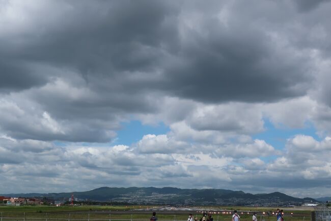 有名な飛行機をみるところ千里川土手に行きました。昔は穴場やったのに、今ではすっかり有名で平日にもかかわらず、人多かったです。<br /><br />オリックスパーキングスポット千里川土手<br />https://www.navitime.co.jp/poi?spot=60004-ORX0000034<br />【時間料金】(全日)7:00-21:00 ￥100 20分、21:00-翌7:00 ￥100 60分<br />【最大料金】(全日)24時間以内 ￥700 (繰返し有り)<br /><br /><br />豊中市役所のHP<br />https://www.city.toyonaka.osaka.jp/machi/kukou/kuko/access.html