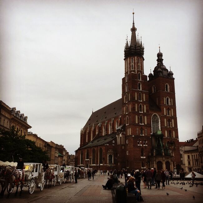 クラクフ(Kraków)チェコ共和国との国境に近い南部ポーランドの都市で、ポーランドで最も歴史ある都市の一つであり、17世紀初頭にワルシャワに遷都するまではクラクフがポーランド王国の首都であったため、ポーランドの小京都と呼ばれる。クラクフは、1038年から1569年まではポーランド王国、1569年から1596年までポーランド・リトアニア共和国であった。 1794年からオーストリア帝国領となり、1846年から1918年までオーストリアのクラクフ大公国であった。第二次世界大戦にナチス・ドイツ、戦後はソ連に支配される。ポーランドの工業、文化の主要な中心地でもあり、中世に栄えた中心街とユダヤ人街は今も当時の名残を残す。ヴィスワ川の上流に位置し、市街地はヴァヴェル城を中心として川の両岸に広がっている。プランティ公園と中世の城壁に囲まれた旧市街の中心にあるのが、広々とした風格のある中央市場広場。この広場にはルネッサンス時代に取引が活発に行われていた織物会館や、14 世紀のゴシック様式の聖マリア教会がある。クラクフは、西スラブ民族のVistulans部族が定住し、その後、モラヴィア王国となる。モラヴィア王国はハンガリー人に倒された。クラクフはボヘミア王国となる。 歴史書に初めて記載されたのは、966年にアンダルス(イベリアの後ウマイヤ朝イスラム帝国)のユダヤ人記録家イブン・ヤクブによると、クラクフはボヘミアの交易都市であると記述されている。1038年、クラクフはポーランド(ピアスト朝)となる。13世紀にモンゴルの襲撃でいったん破壊された。14世紀よりクラクフは最盛期を迎え、1364年、カジミェシュ3世によってヤギェウォ大学(クラクフ大学 - コペルニクスが大学生として通った大学として知られる。ポーランド最古の大学)が創設され、それからも織物取引所、聖マリア教会などが建てられていった。モンゴルの襲撃による街の破壊と人口減少後、14世紀のカジミェシュ大王は積極的にユダヤ人を招き入れ、当時はヴィスワ川の中州だった、河川を利用した運送に適した広い土地を彼らの自治都市として提供した。後にユダヤ人たちが豊かになるにつれて自治区は対岸にも広がっていった。16世紀後半、ヤギェウォ朝が断絶すると、貴族(シュラフタ)運営の身分制議会(セイム)勢力が強まり、王権の弱体化が進んだ。16世紀より徐々に王国の中心はワルシャワへと移行していき、17世紀初頭には正式に都がクラクフからワルシャワへと遷された。そうした中、17世紀前半の三十年戦争、18世紀前半の大北方戦争で国土は荒廃した。18世紀後半にはロシア、プロイセン、オーストリアによる3度のポーランド分割によって国家自体が消滅し、クラクフはハプスブルク君主国のオーストリア領ガリツィアとなった。1815年、ウィーン議定書によりロシア、プロイセン、オーストリアの保護国であるクラクフ共和国となる。1846年2月、クラクフ市民が反オーストリア蜂起・クラクフ蜂起を起こしたが失敗に終わる。オーストリアに併合されてクラクフ大公国となり自治特権は失われた。この蜂起は2年後に起こる1848年ヨーロッパ革命の先駆的運動とも評価される。19世紀後半から20世紀初頭にかけて、ポーランド文化振興の中心地として重要な役割を果たした。第一次世界大戦を経て、1918年にポーランドが独立を果たしポーランド第二共和国となった。第二次世界大戦に際してナチス・ドイツ軍の占領を受けた。ポーランド総督に任命されたハンス・フランクはクラクフのヴァヴェル城からポーランド総督府の統治にあたった。終戦の1945年、ソ連軍の支配下となった。第二次世界大戦中は占領者のナチス・ドイツにより、カジミェシュ地区から見てヴィスワ川対岸にあるポドグジェ地区にクラクフ・ゲットーが創設された。オスカー・シンドラーが経営していた工場は、クラクフ・ゲットーのユダヤ人を労働者として雇っていた。工場のユダヤ人労働者が強制収容所に連行される時、彼らを連れ戻しモラヴィア地方のツヴィッタウ(独: Zwittau、現スヴィタヴィ(英語版))-ブリュンリッツ(独: Brünnlitz、現ブルニェネツ(英語版))にある自分の工場へと送った。(映画シンドラーのリストの舞台。)