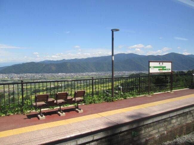 数年ぶりに青春18きっぷ購入<br />1枚で5日分の乗り放題乗車券<br />今回は最終の5回目です。<br /><br />おおまかなルートは<br />中央線で長野県へ<br />飯山線で新潟県へ<br />上越線で群馬県へ<br />高崎線で埼玉県へ<br />宇都宮線で東京都に戻る<br />時計回り<br /><br />#2 地元のワイン購入とスイッチバックして長野へ編<br /><br />乗り継ぎに50分強あるので駅前周辺で買い物して<br />名物スイッチバックのある姨捨をとおり長野まで<br />ここから北へは豊野までの数駅だけ新幹線開業後は<br />しなの鉄道北信濃線となりましたので切符を別購入して<br />ディーゼルに乗り込みます。<br /><br />飯山線編へ続く