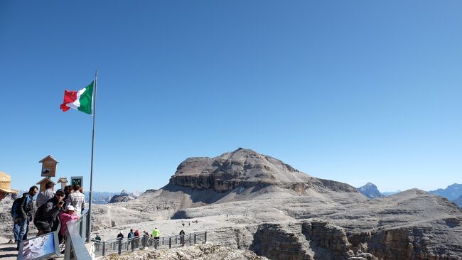 ポルドイ峠からロープウェイでセッラ山塊のTerrazza Delle Dolomiti展望台（標高2950ｍ）へ