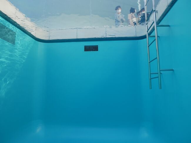 定期的に届く旅行メルマガに格安の往復サンダーバードで行く日帰りの金沢旅行が。<br />通常サンダーバード片道で金沢までだと7790円。<br />なのにサンダーバード往復+金沢市内のバスの乗り放題券がついて7980円。<br />ほぼ片道料金でサンダーバードで往復できちゃう。<br />金沢は行きたいなぁと思っていたところなので日帰りなら友達も誘いやすい。<br />お誘いした友達も「安い!」ということで即答。<br />申し込んだ時はコロナがどうなるか分からない時期だったのでキャンセル可能期限も確認しながら予約。<br />幸い9月に入ってから急速にコロナが落ち着いてきて10月になると「これは大丈夫だろう」というレベルまで落ち着いた。<br />どうやら行けそうだということでいろいろ調べ始めると行きたいと思っていた兼六園以外にも見所いっぱい。<br />友達も21世紀美術館に行きたいというのでこの2つの他限られた時間でどこに行けるのか?<br />1週間前には最終日程表も届いて金沢10:25着、18:42発が確定。<br />ということは金沢滞在時間は約8時間。<br />十分なのか短いのか?<br />どんな旅になったのかは旅行記をどうぞ。<br />