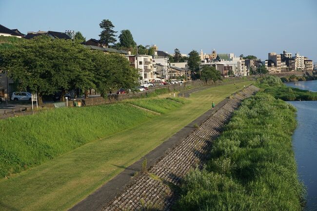 2021年夏、３，4回目の18切符を使って、気ままな夏旅をしてきました。<br />勿論、感染対策はきっちりと。<br />動くからには、しっかり責任を。<br />画像は、犀川＠桜橋からにてです。<br /><br />過去の石川・金沢市散歩記。<br /><br />旅行回想記～石川旅行記 2002 金沢市編～<br />https://4travel.jp/travelogue/11675381<br /><br />石川旅行記～2016 金沢市編～<br />https://4travel.jp/travelogue/11209405<br /><br />石川旅行記～2014 金沢市編～<br />http://4travel.jp/travelogue/10859552