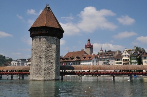 2013年の7月にスイスに行ってきました。<br />目的はユングフラウとマッターホルンでハイキングを楽しむことと、スイスの鉄道に乗ることです。<br />日程は以下のようになりました。<br /><br />7/13 土 早朝フランクフルト着。シュトゥットガルトに立ち寄った後チューリッヒへ。<br />7/14 日 チューリッヒからベルニナ線へ。その後氷河急行のルートを辿りグリンデルワルトへ。<br />7/15 月 グリンデルワルトからユングフラウ周辺を散策。<br />7/16 火 ユングフラウ周辺を散策後、ブリエンツ・ロートホルン登山鉄道に乗車。夜の列車でツェルマットへ。<br />7/17 水 ツェルマットからマッターホルン周辺のスネガ・シュバルツゼー周辺を散策。<br />7/18 木 フルカ山岳蒸気鉄道、チェントヴァッリ鉄道に乗車。<br />7/19 金 ツェルマットからマッターホルンに登り、ゴルナーグラート鉄道に乗車。その後ゴールデンパス・ラインに乗りチューリッヒへ。<br />7/20 土 チューリッヒからリギ山に行き登山鉄道に乗り、夕方の便で帰国。<br />7/21 日 成田空港着。<br /><br />今回乗車する鉄道路線は氷河急行のルートであるベルニナ線、ユングフラウの登山鉄道、ゴルナーグラート鉄道、フルカ山蒸気鉄道、リギ鉄道、チェントヴァッリ鉄道です。<br />スイスの山と鉄道を楽しみつくしましょう。<br /><br />※ブログ『マリンブルーの風』に掲載した旅行記を再編集して掲載しています。<br />ブログには最新の旅行記も掲載していますので、ぜひご覧下さい。<br /><br /> 『マリンブルーの風』<br />http://blog.livedoor.jp/buschiba/<br /><br /> 2013年南イタリア旅行記目次<br />http://blog.livedoor.jp/buschiba/archives/52395406.html<br /><br />スイス旅行記の第30回、最終回です。<br />最終日の8日目。<br />中世の町並みが残るルツェルンを散策し、日本に帰国しました。