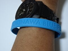 沖縄ステイOKINAWA BLUE POWER リストバンドを着けて