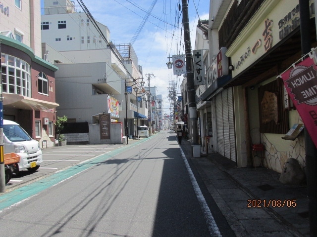 和歌山からは特急で１時間少しで田辺駅に着く。この特急黒潮は白浜行きで、紀伊田辺はその一つ手前の駅だ。今日はこれから紀州最南端、串本まで行くので、田辺で乗り換えた方が便利だ。白浜は街から離れた場所に駅がある。紀勢本線の和歌山サイドは「きのくに線」と呼ばれていて、大坂方面からこの白浜までは特急を始めとして、普通電車の本数も多いが、白浜から先は本数はぐっと疎らなになって、ローカルな鉄道となる。で、この田辺から串本行の次の電車には１時間以上の待ち時間がある。この待ち時間を利用して、田辺駅前でお昼を食べることにした。<br /><br />和歌山県で２番目に大きな町がどこかは知らないが、和歌山市だけが飛びぬけていて、他の２番手は皆どんぐりの背比べのような中小都市だ。田辺、新宮、有田、橋本と、どこも田舎都市のイメージではあるが、それなりに全国的な知名度はある。田辺が正式な市名であるが、ＪＲ西日本、きのくに線のこの駅は紀伊田辺と呼ばれている。ＪＲ西には、他に京田辺があって、それとの混同を避ける為に、わざわざ紀伊田辺と呼んでいるのか・・。自分には分からない。<br /><br />その紀伊田辺駅も新しい２階建て駅ビルで、エレベーター、エスカレーターが設置されているのは、足の悪い自分には有難い。駅前も駅ビルと同時に総合的に整備されたのか、広いロータリーになっていて、すっきりしている。そのロータリーから１本真っすぐな商店街の道路が出ているが、これが町のメインの通りだろう。中々お洒落な通りだ。さっと見渡したところ、通りは綺麗だが、人通りは無く、シャッターが降りている店が多い。レストランもないようだ。右の通りを見ると、謂わば田舎風飲み屋街。今は昼でネオンは消えているが、夜になれば賑やかになりそうだ。だが、今はコロナ禍、夜になっても死んだ町かも知れないが・・。<br /><br />その横通りを歩いていると、矢張り休みの店が多い。多いのはラーメン店位で、この町へ来て昼にラーメンを食う気にもならない。しばらく先にCafe ＆Izakaya　Time　という店が開いている。外出し看板にランチのメニューも出ている。ここが良い、ここにしよう。田舎町で駅前とは言え、会社が多い訳ではない。昼の時間だからと言って、ランチに繰り出してくるサラリーマンも居ないのだろう。店内は空っぽで、奥にマスターが一人いて、「いらっしゃい」と。自分も心配になって「ランチ大丈夫ですか？」と。「勿論、どうぞ」と言って、メニューを持ってきた。昼時なのに、お客が誰も入っていない。少し可哀そうになった。明後日又この町にやってくる。ランチを食べ終えた後、「夜はやってますか？」と聞いたら、「基本、店は飲み屋ですから」と言って、壁に貼ってあるメニューを見せた。物静かで、良さそうなマスターだ。よし、明後日はこの店に来て、少しは飲んでやろう。ランチを食べ終え、「明後日の夜、又来ますよ」と言って、店を出た。