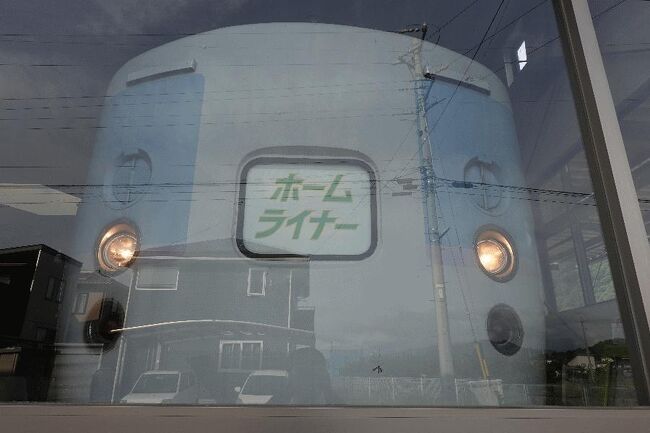 ■はじめに<br />　日本各地にある「鉄道車両を二次利用した宿泊施設」に泊まるこのシリーズであるが、過去には以下のように実施してきている。<br /><br />1回目（2010年10月）　https://4travel.jp/travelogue/10529718<br />　・阿久根ツーリングSTAYtion（鹿児島県阿久根市） ※2014年閉鎖<br />　・ブルートレインたらぎ（熊本県多良木町）<br />　・TR列車の宿（宮崎県日之影町）<br />2回目（2017年5月）　https://4travel.jp/travelogue/11252922<br />　・トレインホステル北斗星（東京都中央区）<br />　・ブルートレインあけぼの（秋田県小坂町）<br />3回目（2019年11月）　https://4travel.jp/travelogue/11562761<br />　・ブルートレイン日本海（岩手県岩泉町）<br />（2008年に閉鎖された小岩井農場にある「SLホテル」の外観も見学）<br /><br />　今回の宿泊施設は、山梨県富士河口湖町にある「モーニングサラダ」と、長野県上田市にある「民宿あずさ号」である。後者については、時折テレビや雑誌で取り上げられたりしているので有名であろうが、前者はあまり知られていないのではないかと思う。というのも、通常の客車ではなくて、貨車（車掌車）が再利用されているからである。<br />　ということで、まずは予約である。モーニングサラダの場合、土曜日はお1人様プランがないため、金曜日に休みを取って宿泊することにした。素泊りで7,700円也。<br />　民宿あずさ号については、土曜日（祝前日）は料金が高くなるため、こちらは日曜日に予約を入れた。宿泊料（2食付）が11,000円＋1人宿泊であるため5,500円追加である。<br /><br />＠上田市内にて