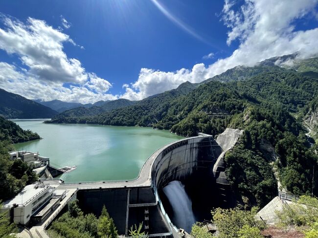 平日に休みが取れたので、一度行ってみたかった立山黒部アルペンルートに行ってきました。<br />紅葉には少し早かったですが、きれいな景色を堪能することができました。<br /><br />立山黒部アルペンルートは色々な乗り物に乗ることができます<br />乗り物好きな人には楽しいでしょうね<br />乗り継ぎも絶妙なダイヤで運行しているので目的地までスムーズに移動できました<br />