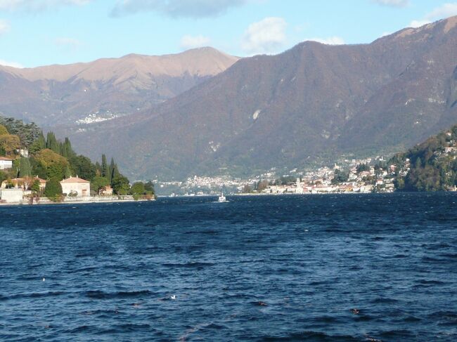 イタリアのミラノに出張した機会に、日帰りでコモ湖（イタリア語: Lago di Como）に出かけました。<br />ミラノ中央駅からルガノ駅方面行きの列車に乗り、コモ駅までは1時間弱で行くことが出来ます。<br />コモ湖の湖水面積はイタリアで3番目に広く、位置的にイタリアロンバルディア州の北部にあります。<br />コモ湖は小説の舞台となったり、映画のロケ地として使われたりしていますが、避暑地としても有名で、湖畔には富豪の豪邸や高級ホテルが立ち並んでいます。<br />時間的に制約があり、現地に滞在できたのは4時間程度でした。でも、湖畔をゆっくりと散策したり、教会や旧市街を歩き回ったりして、コモ湖観光を楽しみました。<br />遊覧船に乗ったり、湖畔の駅からブルナーテの山頂までケーブルカーに乗ったりしたかったのですが、時間の余裕がなく断念しました。<br />