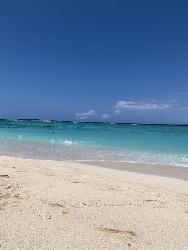 昨年に続き夏休みのハワイ旅行は幻となりました…<br />ハワイが駄目なら沖縄へ行きたい！<br />そうと決まれば、コツコツ貯めたユナイテッド航空のマイルで全日空便を予約。<br />当初、羽田～那覇の往復（親子三人分）を予約しました。<br />通常はUAの特典航空券を変更するには手数料がかかりますがコロナ禍の優遇措置で手数料が無料！<br />せっかくなので、宮古島も行っちゃうって事になり<br />羽田～那覇・宮古～羽田に変更してもらいました。<br />那覇～宮古はANAスーパーバリューで追加購入。<br />緊急事態宣言中の為、人との接触は避け観光は無し。<br />ビーチ＆プール三昧のホテルステイの旅となりました。<br /><br />滞在ホテル<br />本島北部：ヒルトン沖縄瀬底リゾート<br />宮古島：シギラベイサイドスイートアラマンダ<br />