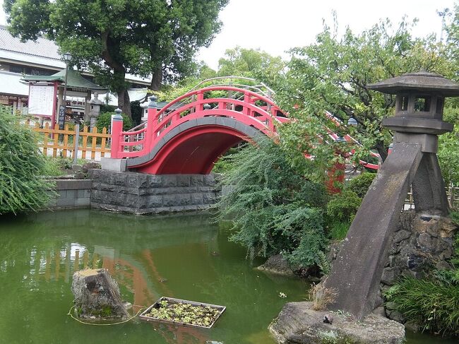 外出自粛期間中ですが,下町に行った折に,まだ行ったことがなかった亀戸天神社に行ってみました.藤と梅の花で有名ですが,季節外れで,人出は少なかったです.赤の太鼓橋や幾つかの摂社や多数の石碑があり,花はなしですが見どころは色々ありました.<br />表紙写真は亀戸天神社の太鼓橋-女橋と琴柱(ことじ)灯籠.<br /><br />少し足を延ばして,亀戸香取神社にも行ってみました.<br /><br />亀戸天神社HP: http://kameidotenjin.or.jp/guide/<br />亀戸香取神社Web: https://ameblo.jp/unonosarara0206/entry-12359810792.html<br />
