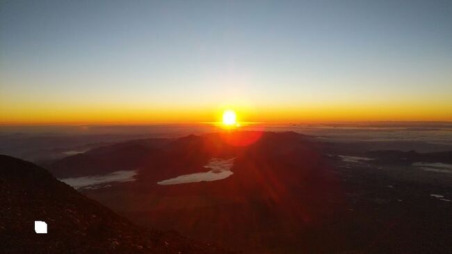 2日目、富士山山頂で迎える朝。4時前のまだうす暗い中、山小屋の外へ。<br />山頂周辺は雲一つなく、待望のご来光を見ることができた。<br />その後、お鉢一周をしたのち、御殿場コースから下山した。<br /><br />3:55頃起床。4:50頃ご来光、5:00~7:00頃お鉢一周<br />7:00~ 御殿場ルート下山…宝永山…御殿場口五合目<br />五合目12:00~御殿場駅12:30/12:35~須走浅間神社12:54/13:02~花の都公園入口13:25/【須走浅間神社】【紅富士の湯】【花の都公園】<br />花の都公園16:20~富士山駅16:49/16:59(富士回遊44号)→新宿18:59
