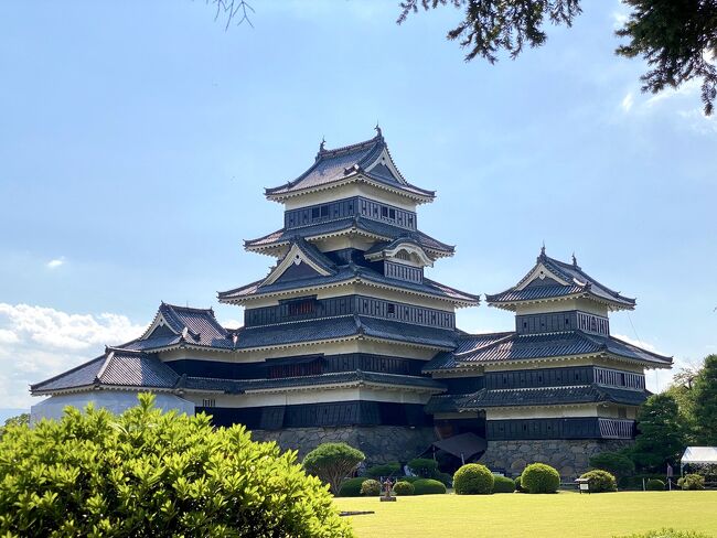 鎌倉&横浜旅行記と順序が逆転してしまいましたが9月15日に美味しい信州そばと山賊焼きを頂きに日帰りで松本へ行って来ました(^^;<br />7月の後半にお出掛けしてからデルタ株が怖くて遠出を控えていましたが、この日は相方と一緒のお休みで、平日だし混んでいないだろうし日帰りで久しぶりに何処かへ行こうかと。。<br />ならば美味しい蕎麦が食べたいねって事でお酒も飲める所は長野県!!<br />えきねっとの日帰りツアーで検索したら8,600円で松本へ行けるのでポチっと。。<br />ところが。。有名ななわて通りのお店は殆ど水曜休業日で旧開智学校は休館(-_-;)<br />なのでお蕎麦を頂いて四柱神社でお参りして松本城を見て街ブラした薄い旅行記なのでサラッと流して見て頂ければと思います。<br />