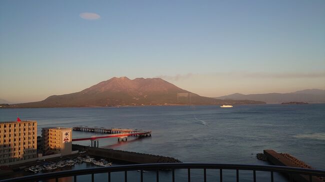 週末旅行で鹿児島に行ってきました。初鹿児島で、とても楽しく過ごせました。食べ物おいしいし、お酒も美味。<br /><br />今回の主な目的は、知覧特攻平和会館と指宿の砂風呂体験でした。<br />知覧特攻平和会館は、一度は行きたいと思っており、やっと行くことができました。行く前からわかってましたが、実際に行くと何とも言えない感覚でした。今の平和な時代に生かせていただいているので、精一杯あがいて行こうと思いました。<br />あと、霧島にある霧島神宮にも行き、「君が代」にもあるさざれ石も見てきました。霧島は日本の神話にも出てくるところなので、何か神秘的なものを感じながら参拝しました。<br /><br />1泊2日の弾丸旅行でしたが、楽しく、美味しく過ごせました。次回は、もう少し長くゆっくりと来たいと思います。