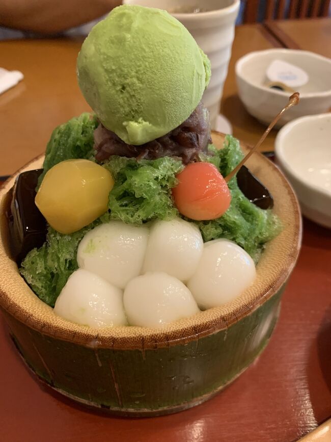 天龍寺では特別公開の「雲龍図」を観ました。どこからみても、龍に見つめられています。迫力です。<br />夢窓礎石が作庭した「曹源池」、画を観ているみたいでした。このころは青もみじなども美しく、夏の風景でしたが、<br />秋の紅葉のころになると、どんな景が広がるのだろう、、、と思ってました。どこから見ても、美しいです。<br />夫が「時代劇のどこかで見たことがある」としきりに横で言ってました。撮影にも使われるのは不思議ない歴史を感じさせる雰囲気です。<br />渡月橋を渡るのもひさしぶり。嵐山も変わらずうつくしい。。<br />かつて、洪水で被害のあったことなどを思い出しました。<br />いまやコロナ禍で外食はほとんどすることはありませんが、今年まだかき氷を食べていないことが心残りだったので、<br />空いていたお店を探して念願がのかき氷を食べて大満足です。（おおげさです。）