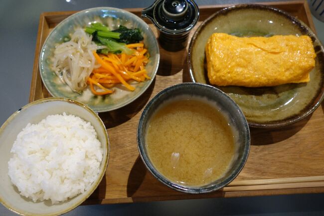 京都の“おうち”から、都合により週末は祇園の姉妹店にお引越し。台風来襲の予報やったけど、だいぶ南へずれたんで、歩いて移動出来ますな。途中、六波羅の気になるお店に寄って、遅い朝ごはんをいただきます。