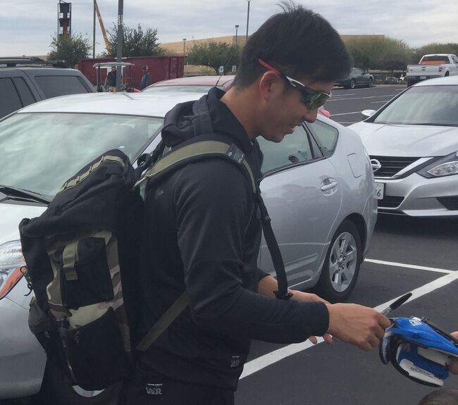 昨年アリゾナキャンプで神対応していた斎藤佑樹投手も旅行記にアップしましたが、今回も神対応で握手してくださいました。