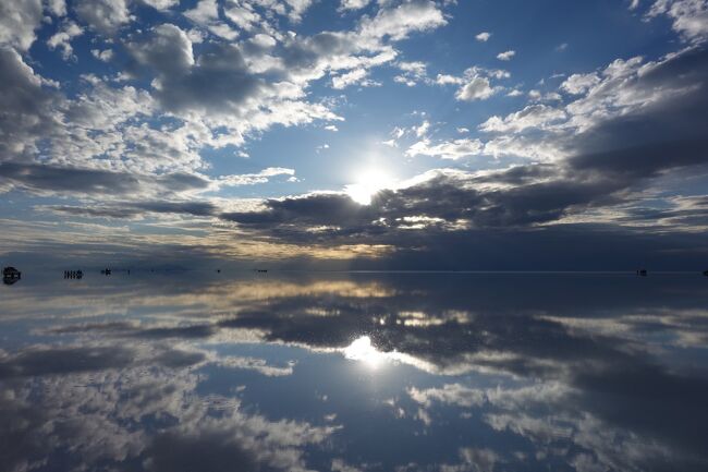 ウユニ塩湖は、青空と白い雲が湖面に映る天空の鏡が有名ですが、同じ季節でも時間によって色々な風景を見せてくれます。<br /><br />夕景～夜景までのウユニ塩湖を紹介します。