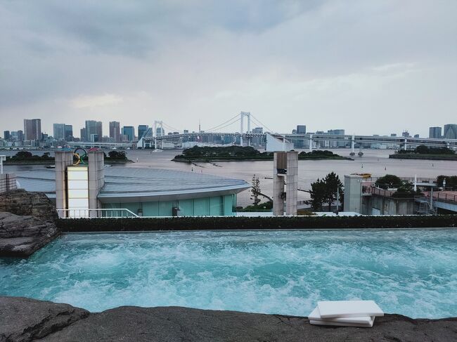 スパには屋内・屋外のジャグジー。<br />のんびり過ごしながら夜景も満喫。<br />レインボーブリッジが綺麗でした。<br />翌日も朝食食べたら<br />朝風呂代わりにジャグジーへ。<br />昼はまた雰囲気変わります。<br /><br />ヒルトンはOTA予約だと<br />ラウンジ、スパ、朝食付きの<br />ステータス使えないので<br />公式から予約しました。<br />贅沢味わうとやめられません。<br /><br /><br /><br />