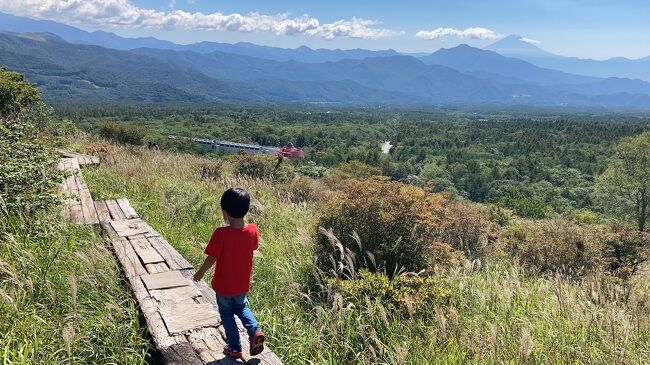 山梨県の清里・八ヶ岳エリアを、6歳児子連れで手軽に1泊2日で訪問しました。<br />清里は、子どもがまだいない時に夫婦で一度訪れていたことや、我々夫婦の、混雑する定番観光地よりも人が少ないスポットに惹かれる勝手な趣味から(息子には申し訳ない)、「清泉寮」「萌木の村」「ハイジの村」「リゾナーレ八ヶ岳」などの定番スポットは省きました。<br />この連休(2021年9月18日~20日)は、新型コロナが少し下火になり、ある程度ワクチン接種も進んだこともなどもあるのか、人も多かったです。<br /><br />9/19(日)<br />・中央自動車道を小淵沢ICで降り、そば屋さん「月舎」で昼食~「清里ミルクプラント」でソフトクリーム。<br />・「まきば牧場」を動物に触れながら散策。<br />・近くのトレッキングコース「八ヶ岳牧場Aコース」を一部歩く。<br />・まきば牧場内の「まきばカフェ」に戻り、またソフトクリームを。<br />・「東沢大橋」を展望台から眺める。<br />・「吐竜の滝」を訪問。<br />~ペンション・ユーリカで宿泊~<br /><br />9/20(月・祝)<br />・「サンメドウ清里 フラワーリフト」からリフトに乗り、「清里テラス」へ。<br />・「美し森」を散策し「美し森展望台」まで登る。<br />・明治時代の学校が残る「津金学校」へ。<br />・近くのイタリアンレストラン「ぼのボーノ」で昼食。<br />・最後は勝沼エリアに移動し、山梨市内の「甲斐屋」さんでぶどう狩り。<br />・中央自動車道の勝沼辺りから八王子辺りまでは定番の渋滞多発のため、ずっと下道で帰宅。