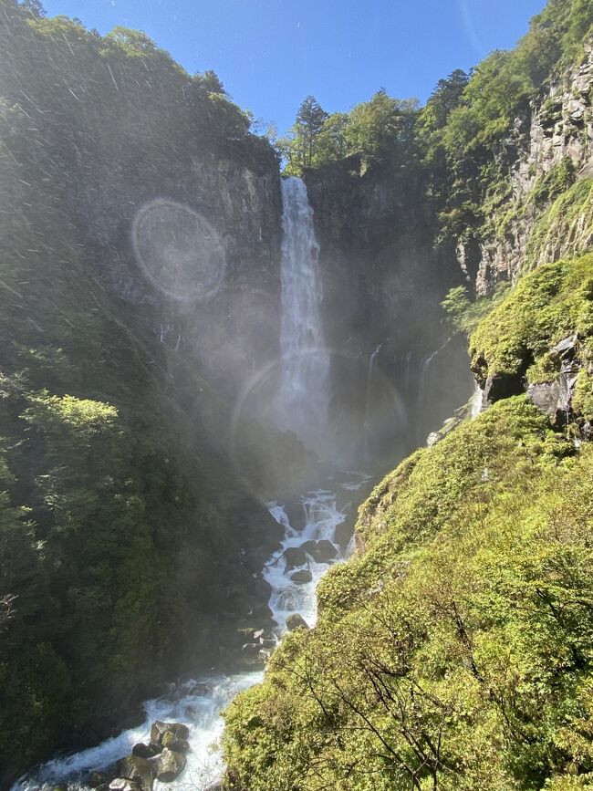 9月最初の旅行。<br />前日の台風から一転、素晴らしい青空に恵まれましたこの日は日光へ。<br />小学校の林間学校以来の日光ですが、一番の目的は華厳の滝。<br />当時クラスの全体写真を撮った時に私のいたクラスだけ急な濃霧で写真がぼやけてしまった苦い思いでありました。<br />今回はそのリベンジを果たすべく、晴れ確実なこの日に行くことを決めました。